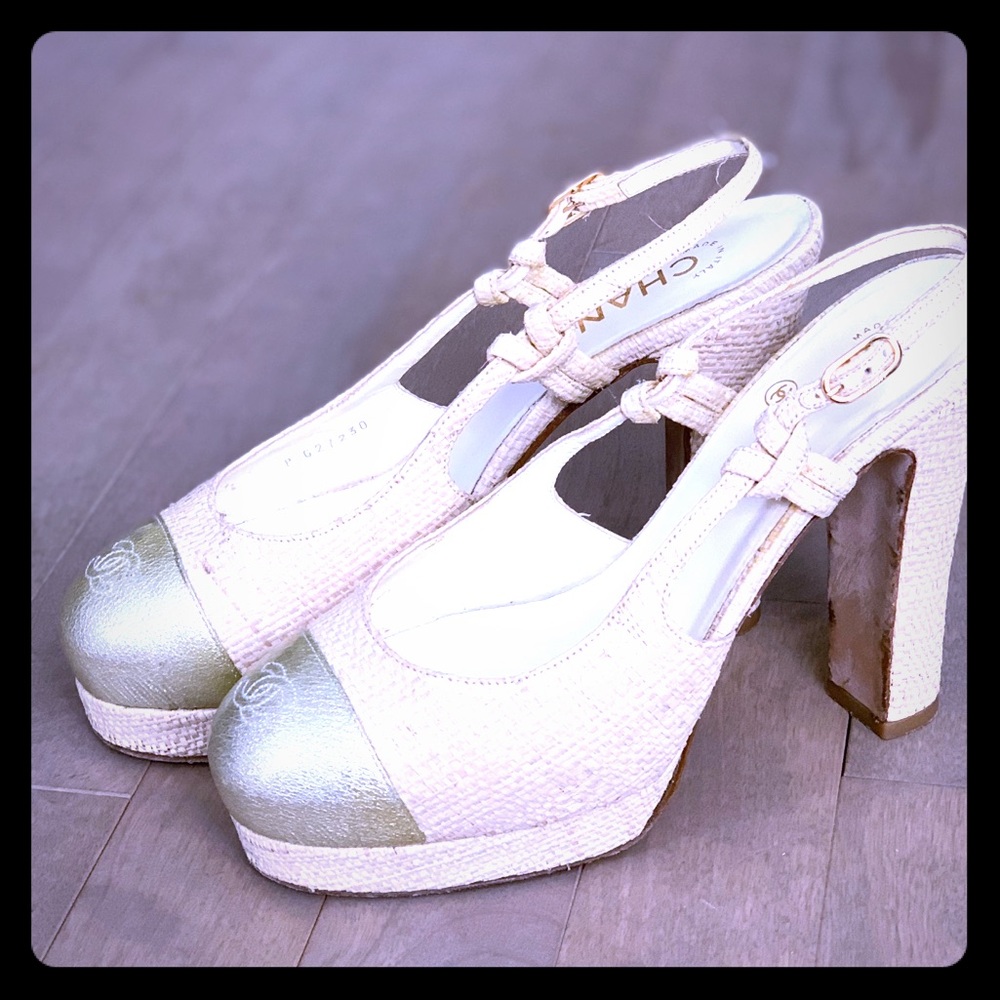 Tan raffia Chanel pumps with metallic patent!